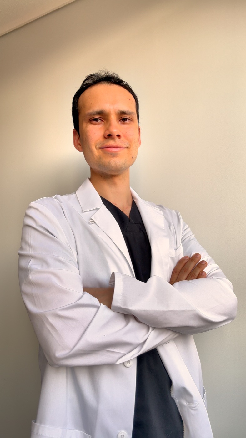 Dr. Leonel Núñez, anestesiólogo y fundador de Cirugía en Modo Élite